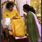 Мисс Синха предлагает свои приветствия Бхагавану по случаю Его 85-летия.
